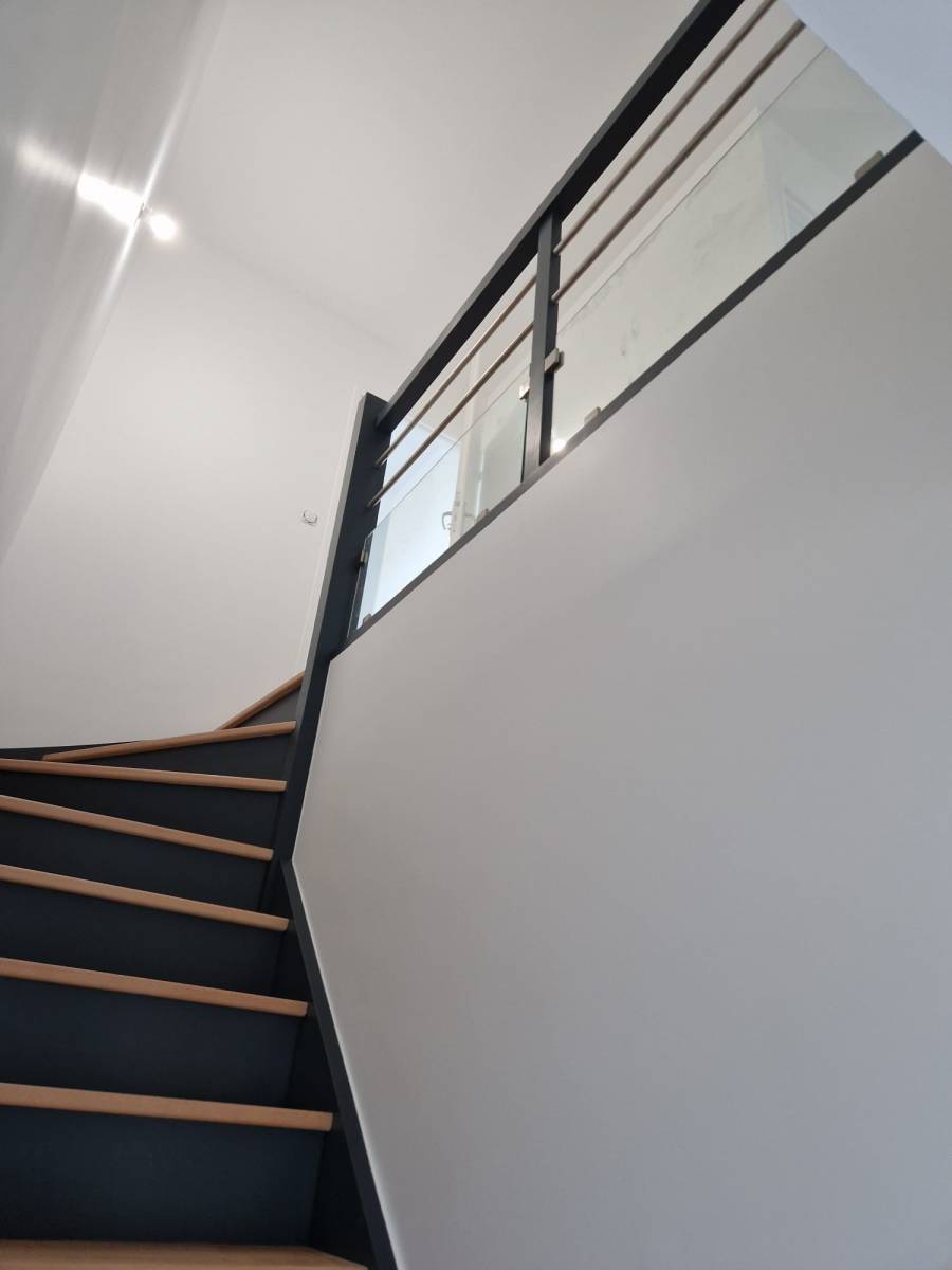 Coût pour un escalier bicolore en vitrification et peinture à Lisieux